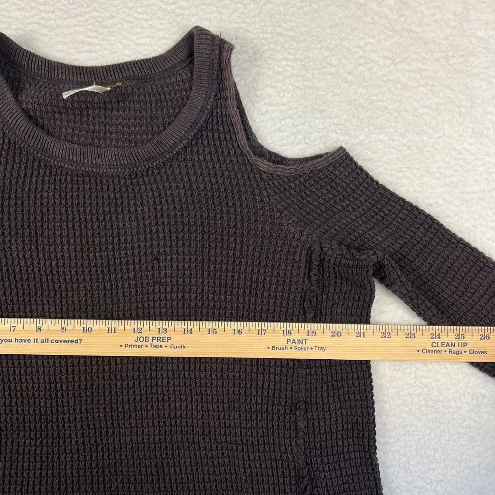 Free People Sweater Women's Small SP Cold Shoulder Frayed Hem Waffle Knit Faded‎ - Picture 10 of 12